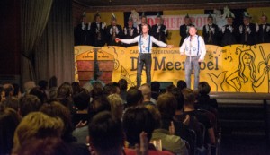Geert en Ad zingen het lied van Prins Chris I op de Zaonikaovenden